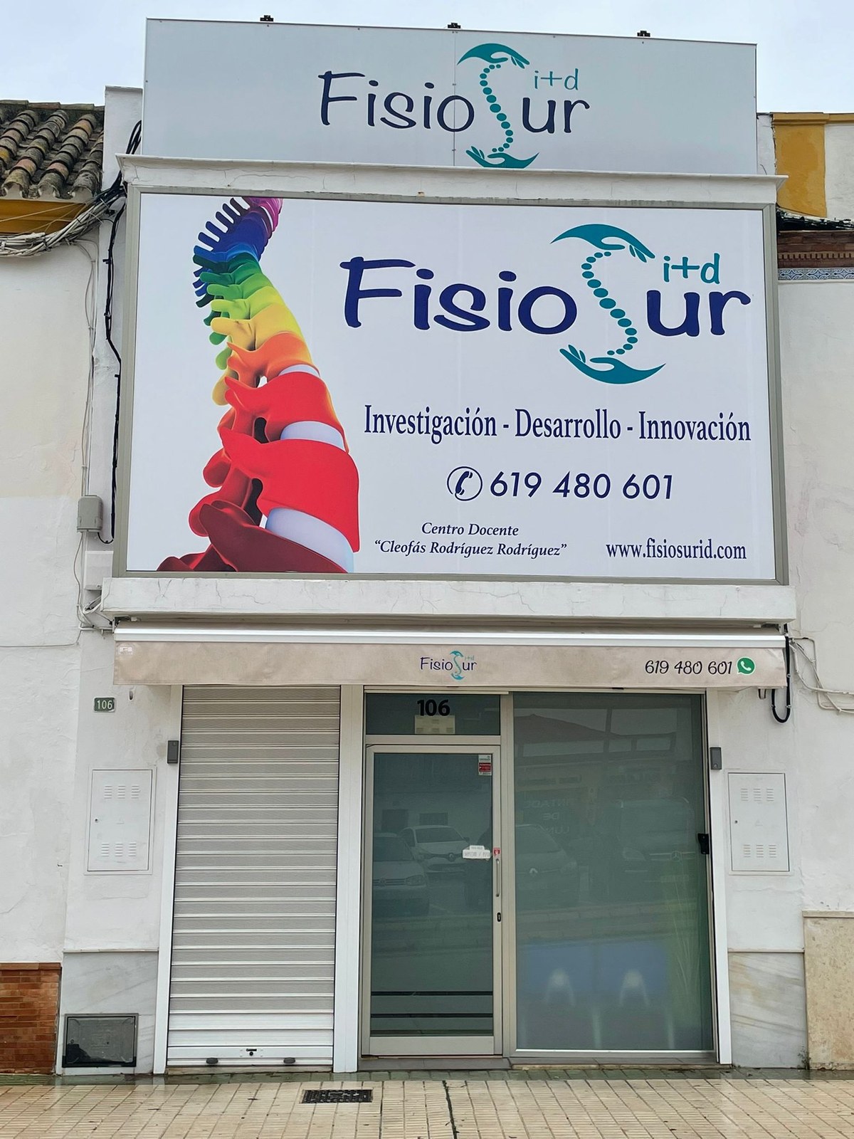 Fachada de la clínica FisioSur I+D, número 106 de Avenida María Auxiliadora en Utrera
